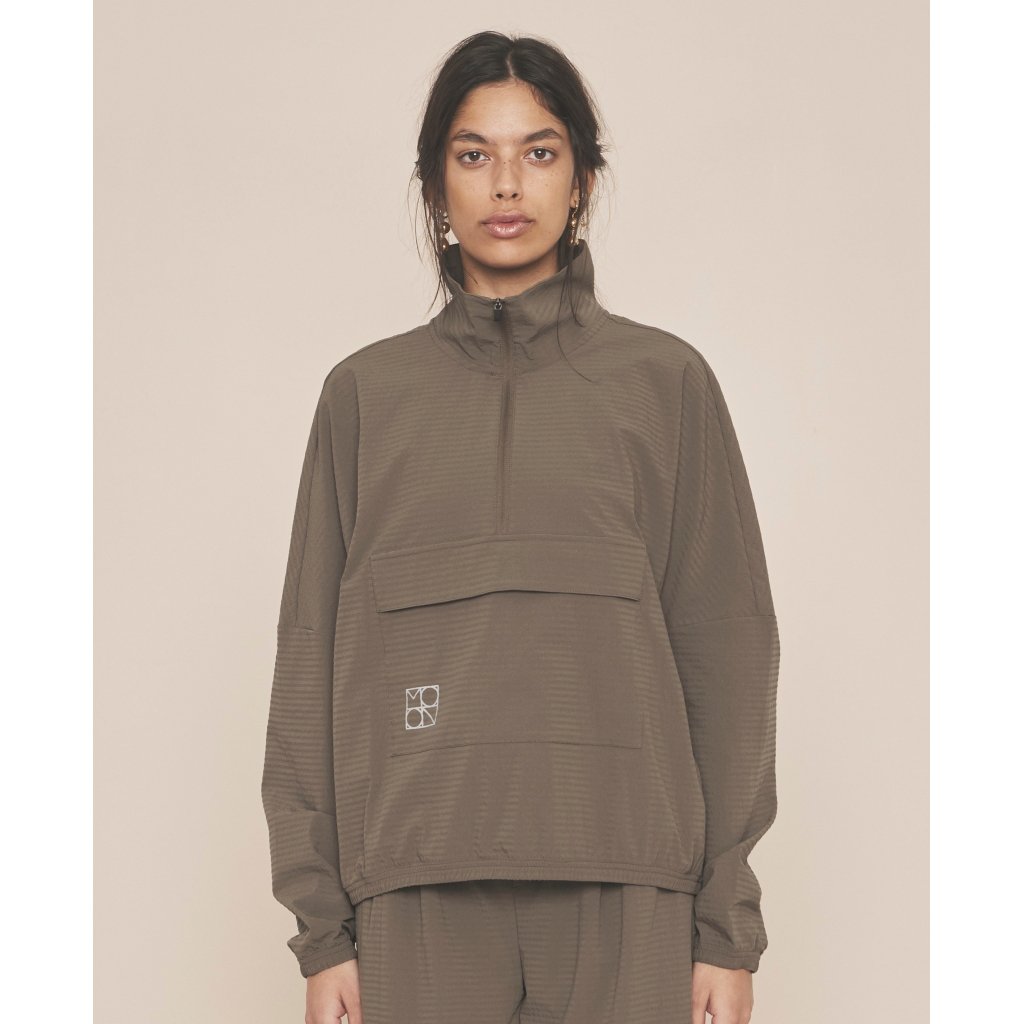 Atlas Track Anorak fra Moonchild Yoga Wear - Stilfuld Sommerjakke