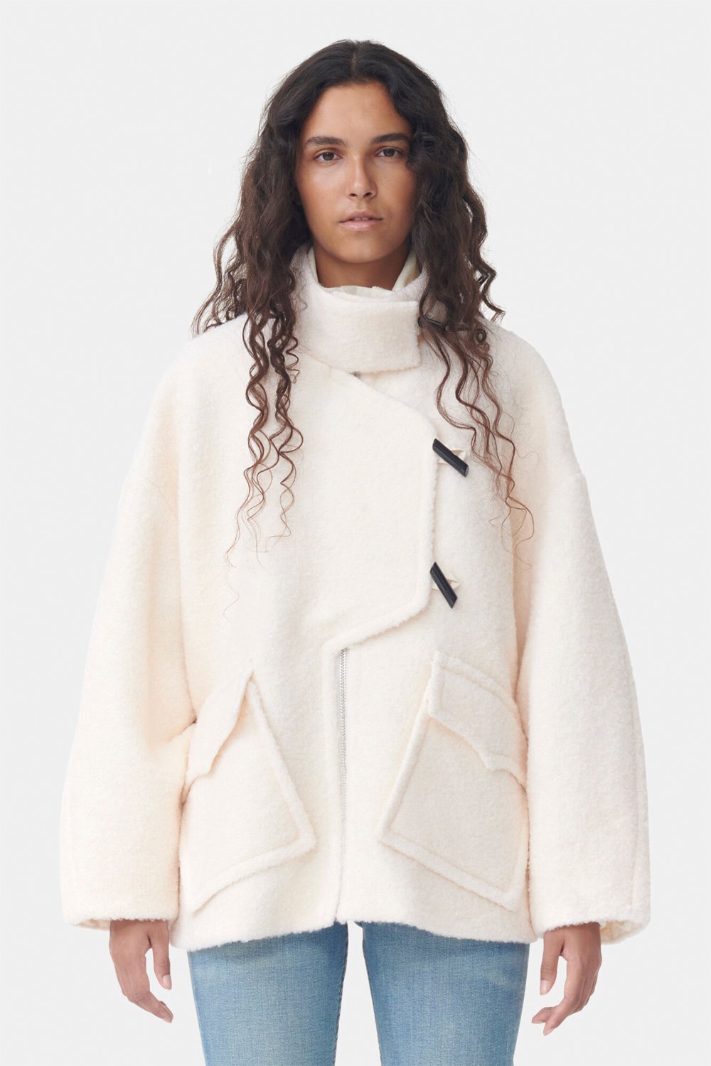 Boucle Wool Shoulder Jakke fra Ganni hos Magasin 5714667428590