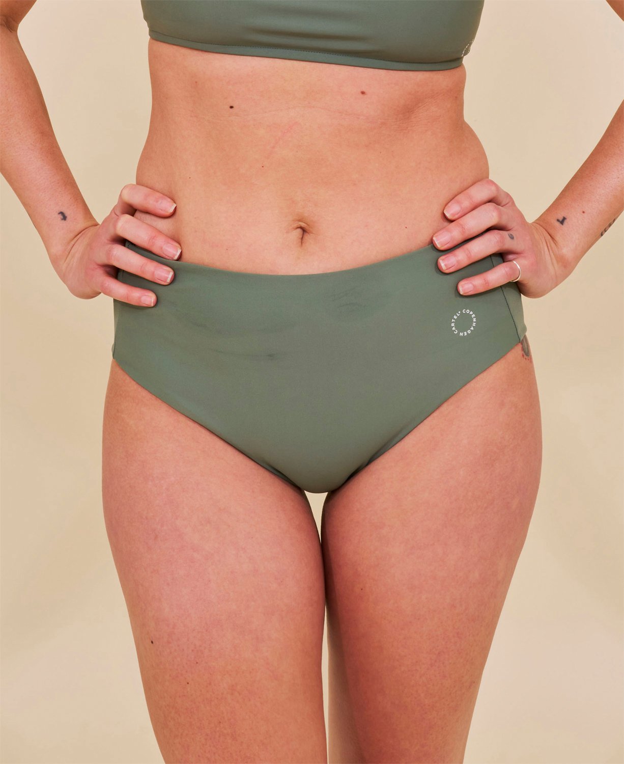 Højtaljet Bikini Underdel Ubud i Army fra Cartel Copenhagen