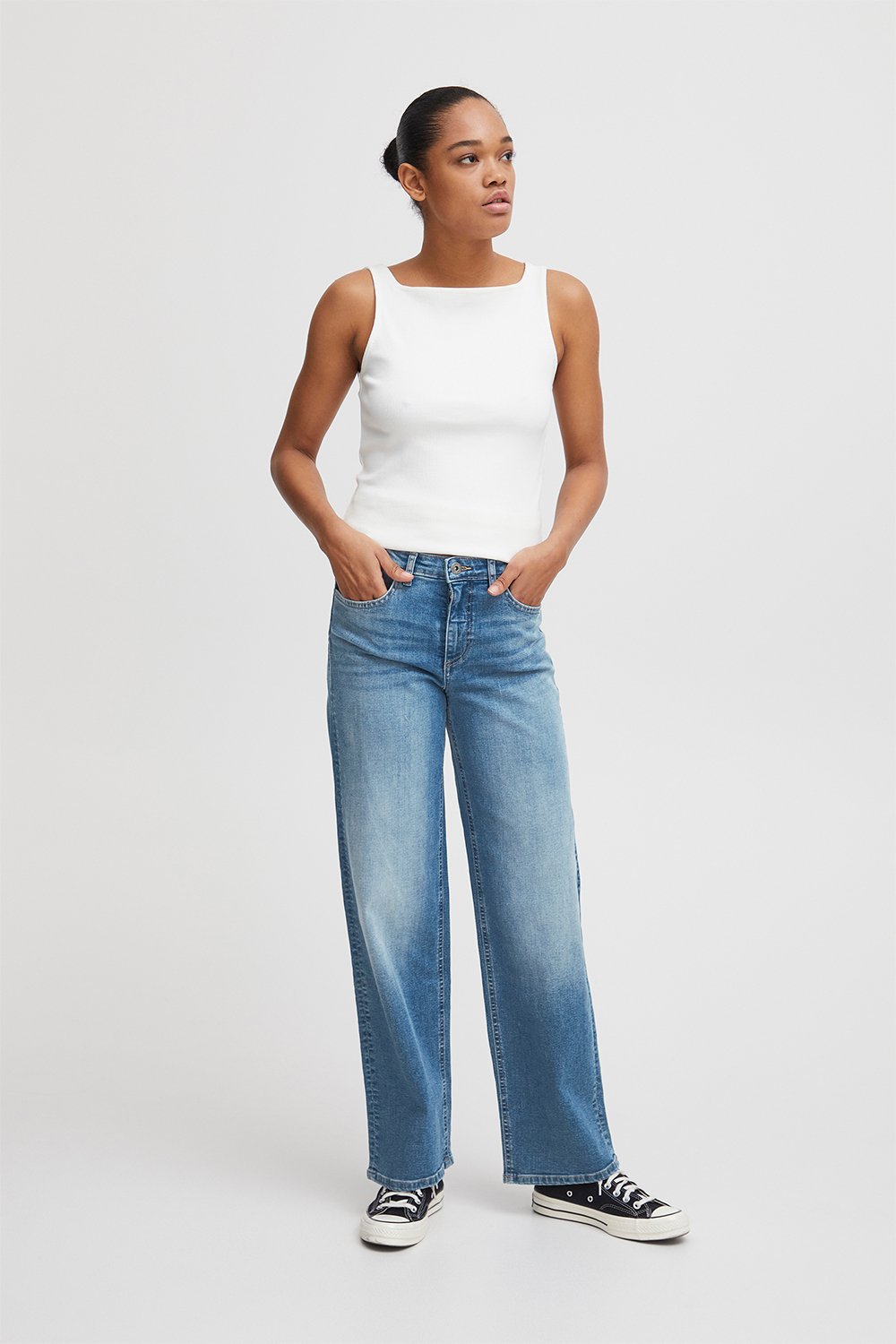 Ihtwiggy Straight Long fra Ichi hos Magasin 5715372484130
