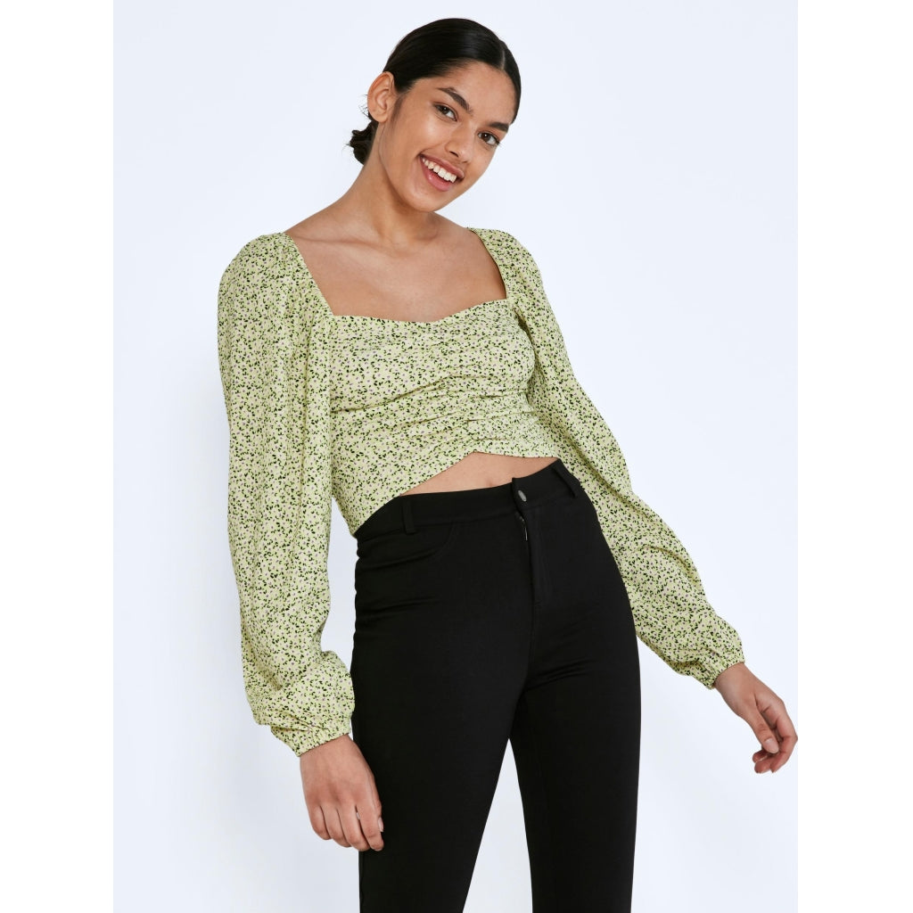 Dame Bluse Nmbine  Butterfly Flower fra Noisy May hos Klædeskabet.dk 5715220618274