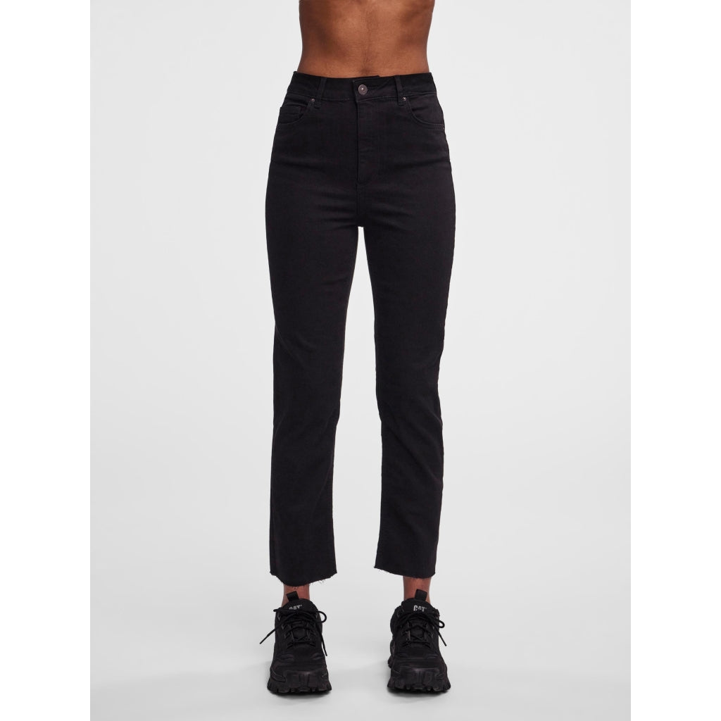 Dame Jeans Pcdelly  Black fra Pieces hos Klædeskabet.dk 5715214399561