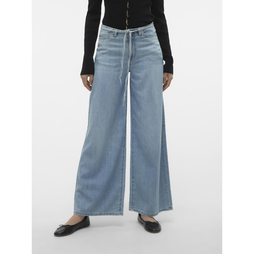 Dame Jeans i Lyseblå Denim fra Vero Moda - Udsalg!