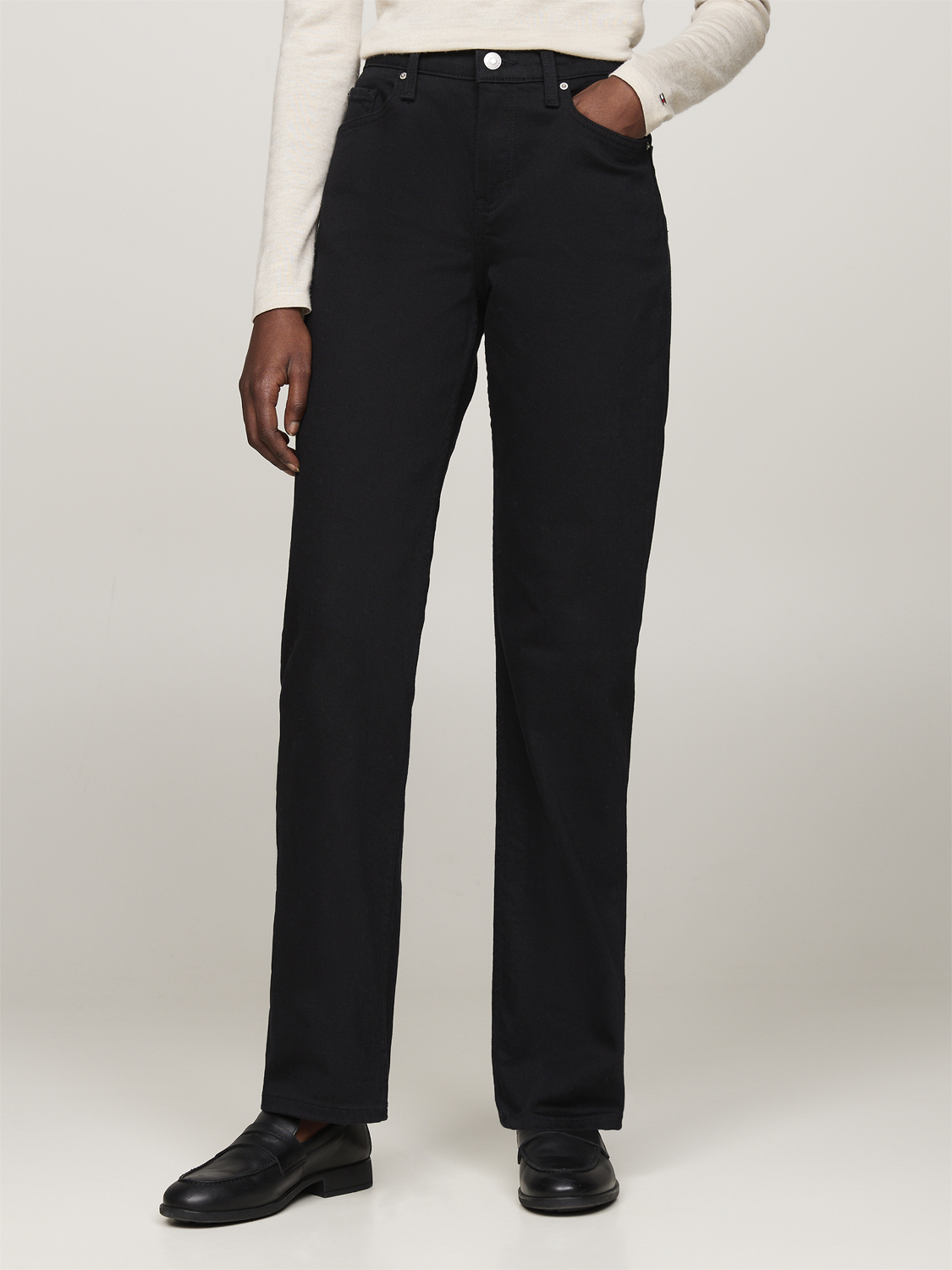 Classic Straight Stay Black fra Tommy Hilfiger hos Magasin 8720637777701