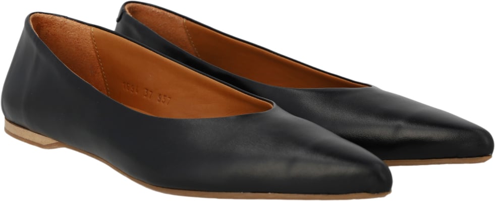 Minimalistisk Ballerina Med Spids fra Angulus hos Magasin 5714408831931