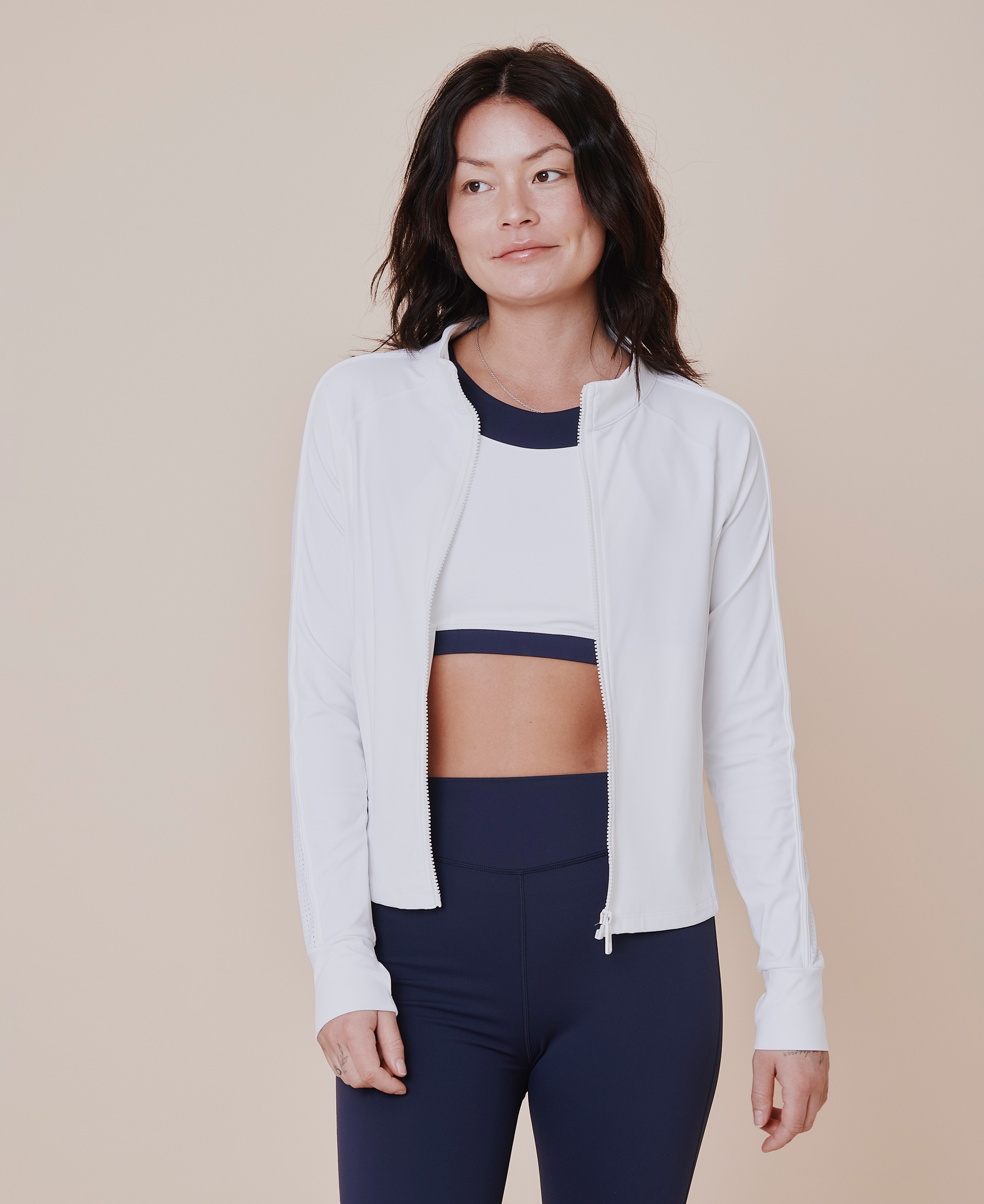 Baseline Long Sleeve Zip Jacket Pearl fra Cartel Copenhagen hos Magasin 5715192044866