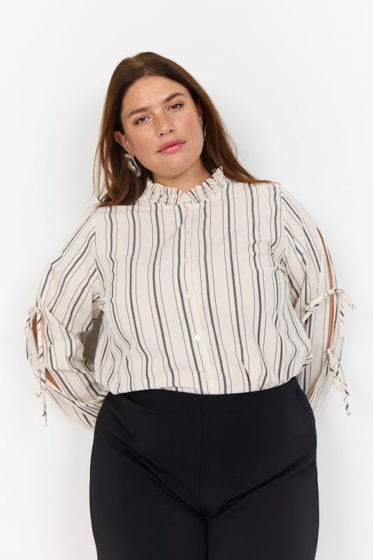 Curvy Waashley Skjorte Creme fra Wasabiconcept hos Magasin 5715595271807