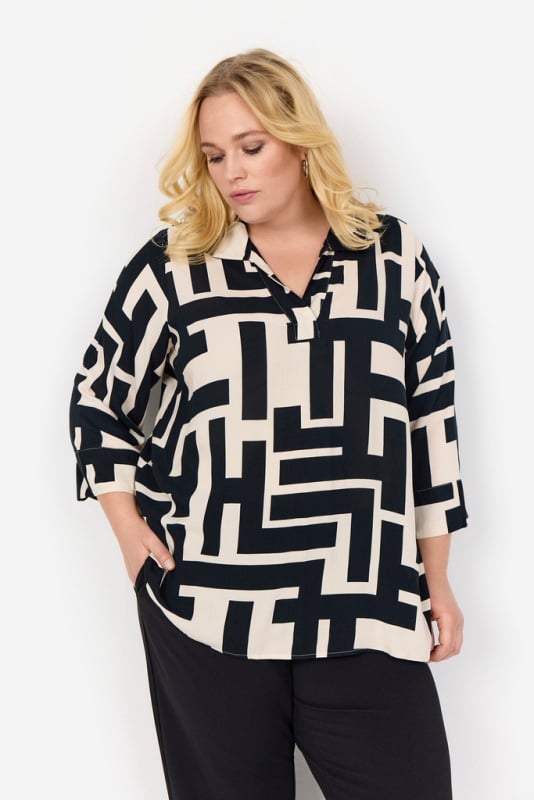 Curvy Waalva Bluse Sort fra Wasabiconcept hos Magasin 5715595269187