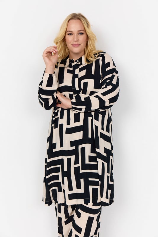 Curvy Waalva Kjole Sort fra Wasabiconcept hos Magasin 5715595269606